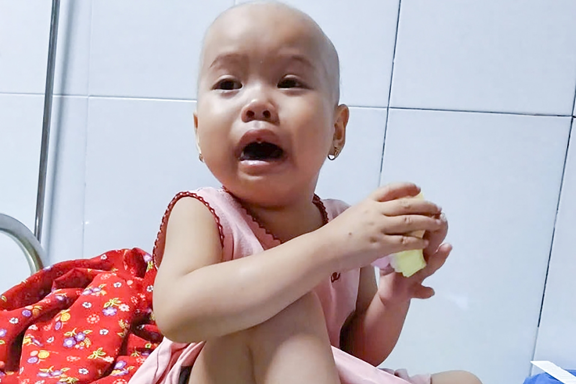 Bé gái 3 tuổi mắc ung thư máu: 'Mẹ ơi! cứu con, con đau...'