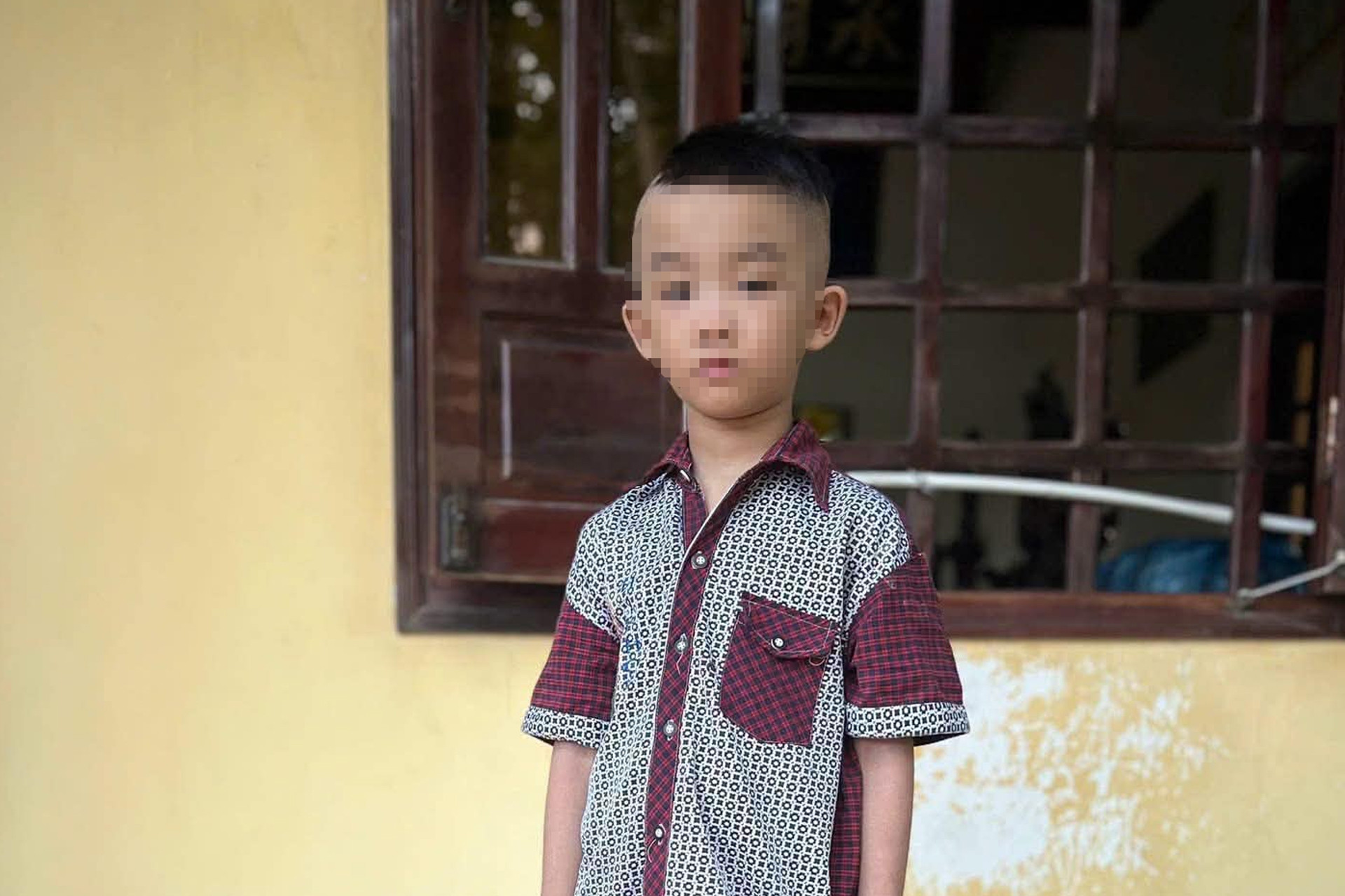 Bé trai 6 tuổi bị bỏ lại trước cổng chùa cùng lá thư viết tay của người 'bí ẩn'
