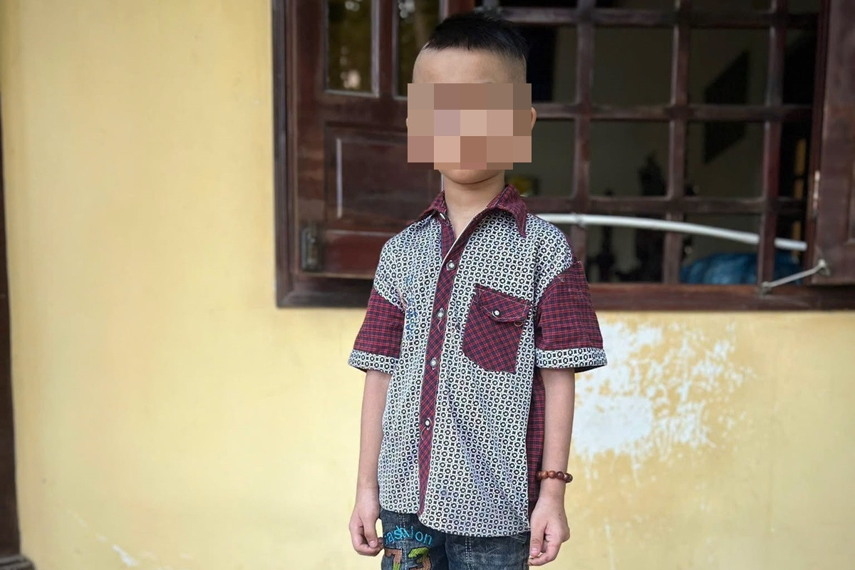 Bé trai 6 tuổi bị bỏ lại trước cổng chùa cùng lá thư viết tay của người 'bí ẩn'