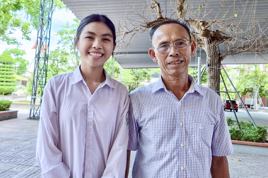Bố mẹ đi làm công nhân xa nhà, nữ sinh gọi điện báo tin ‘con đỗ thủ khoa’