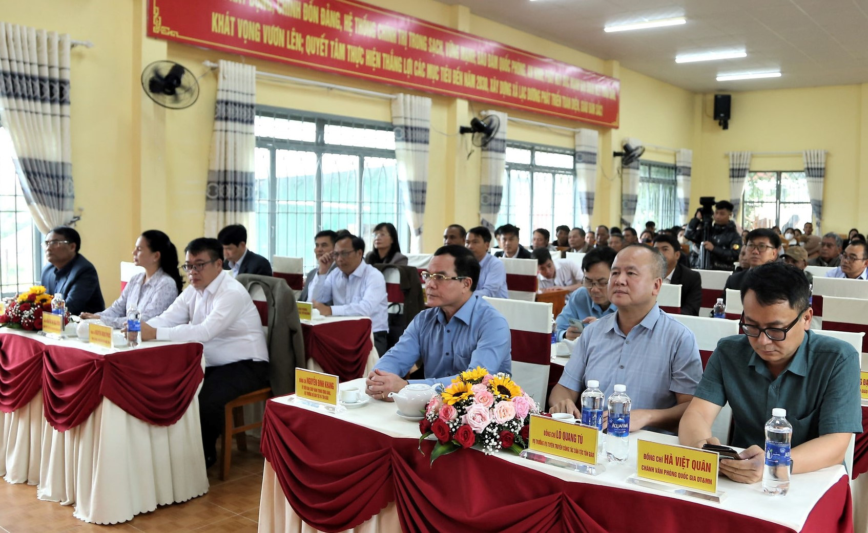 Bộ trưởng quà 2.jpg