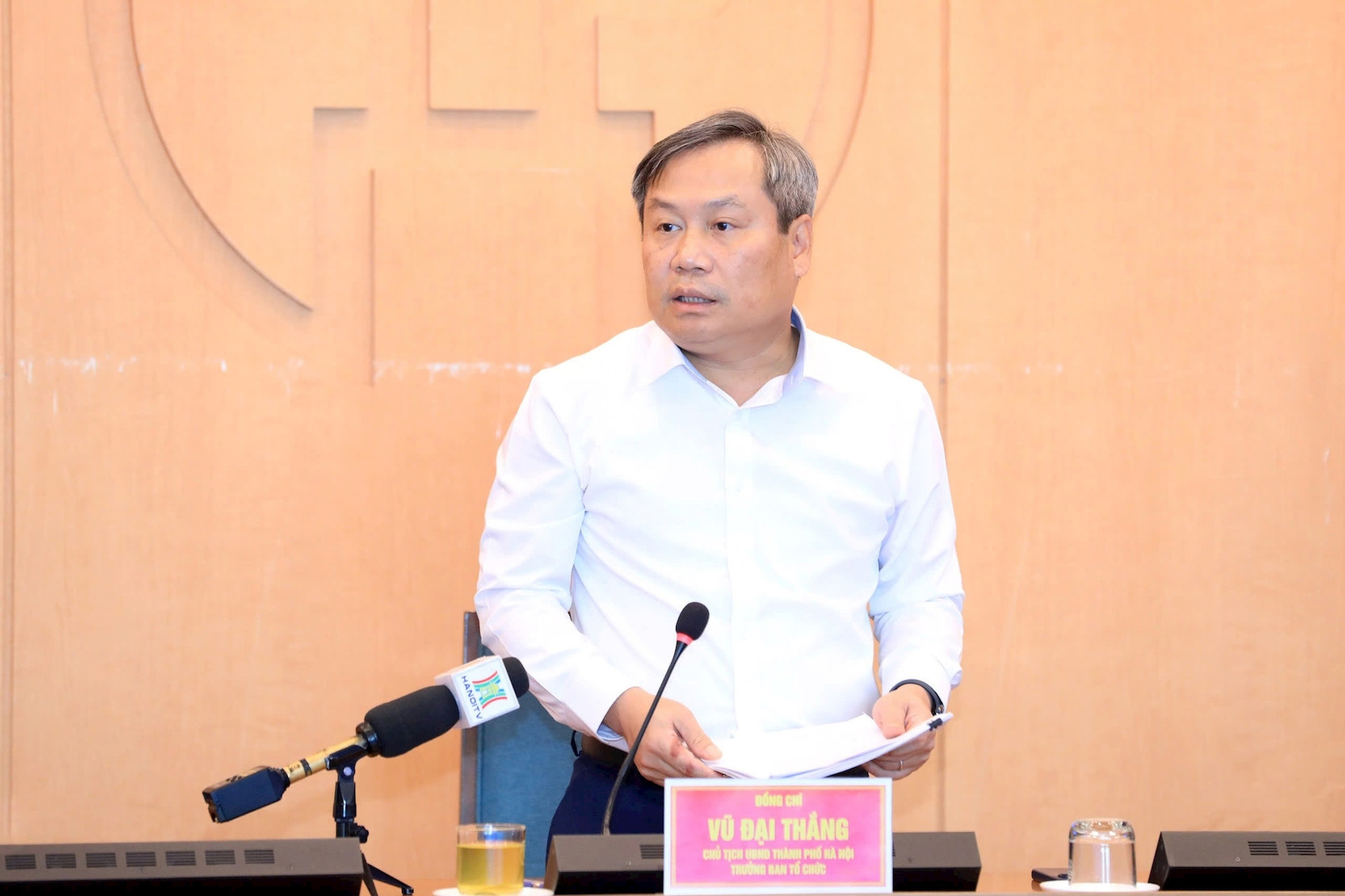 Chủ tịch Hà Nội yêu cầu không để người dân vất vả vì thủ tục ủy quyền nhận lương