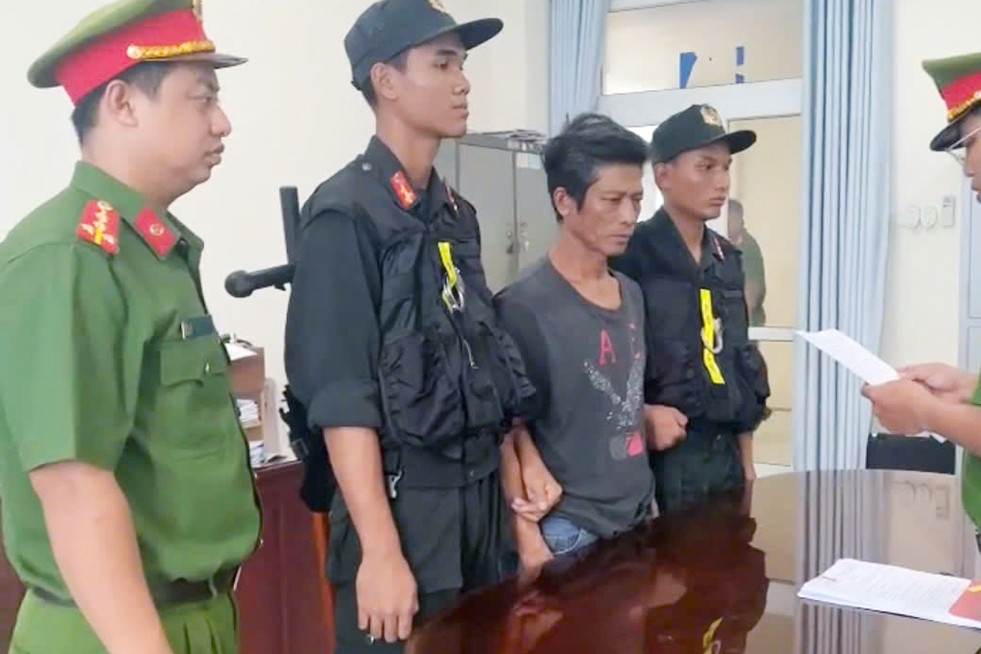 Công an Vĩnh Long thông tin vụ chống người thi hành công vụ, gây rối tại mỏ cát