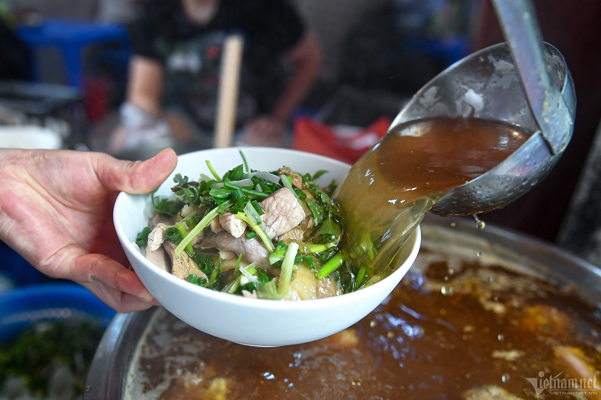 Giá xăng giảm, vì sao bát phở và suất cơm vẫn chưa hạ giá?
