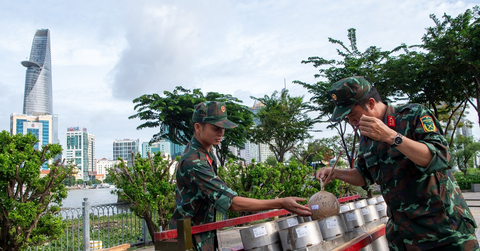 Hàng nghìn quả pháo hoa sẵn sàng rực sáng mừng 50 năm TPHCM mang tên Bác.