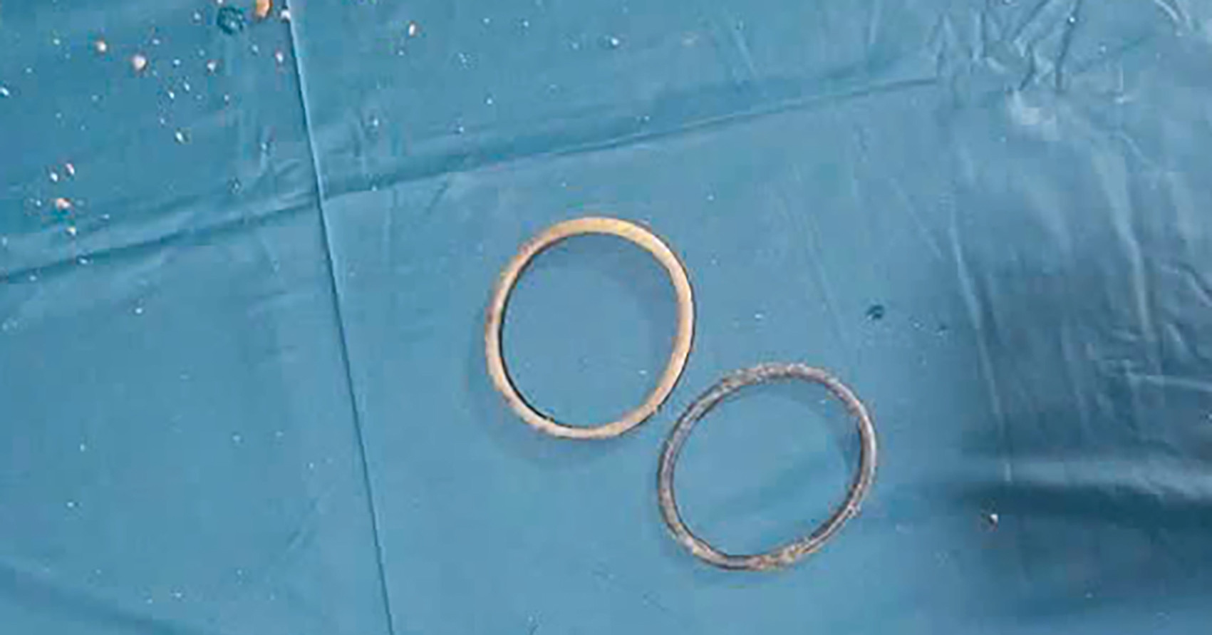 Kỷ vật 2 chiếc vòng đặc biệt trong phần mộ liệt sĩ