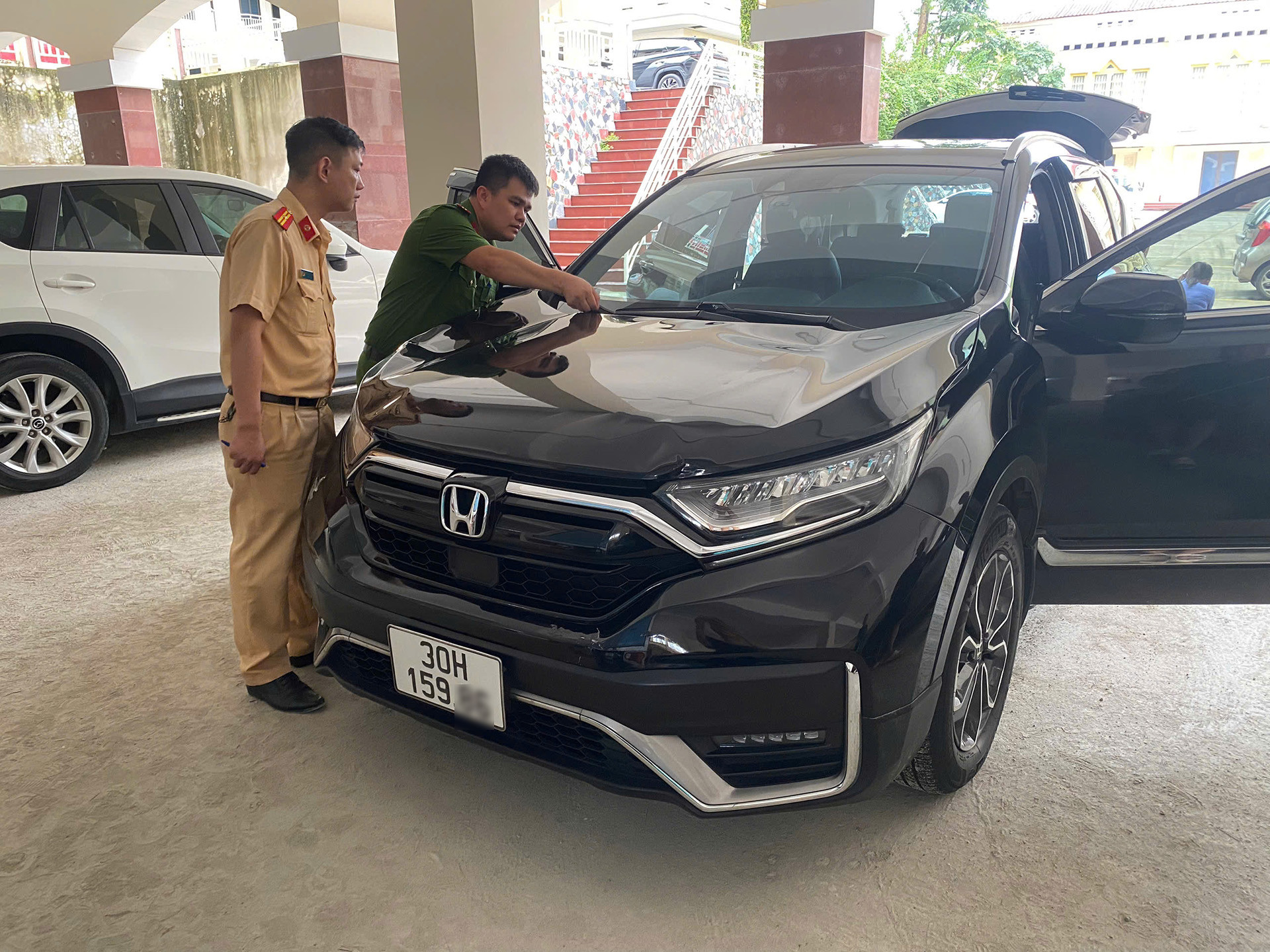 Lực lượng chức năng khám nghiệm phương tiện gây tai nạn.jpg