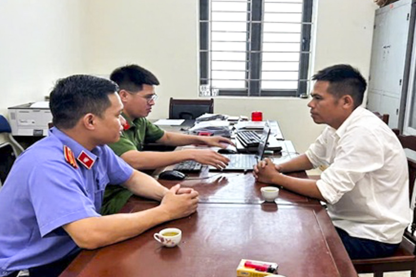 Ném pháo, gà chết, trứng thối… vào nhà bố vợ cũ