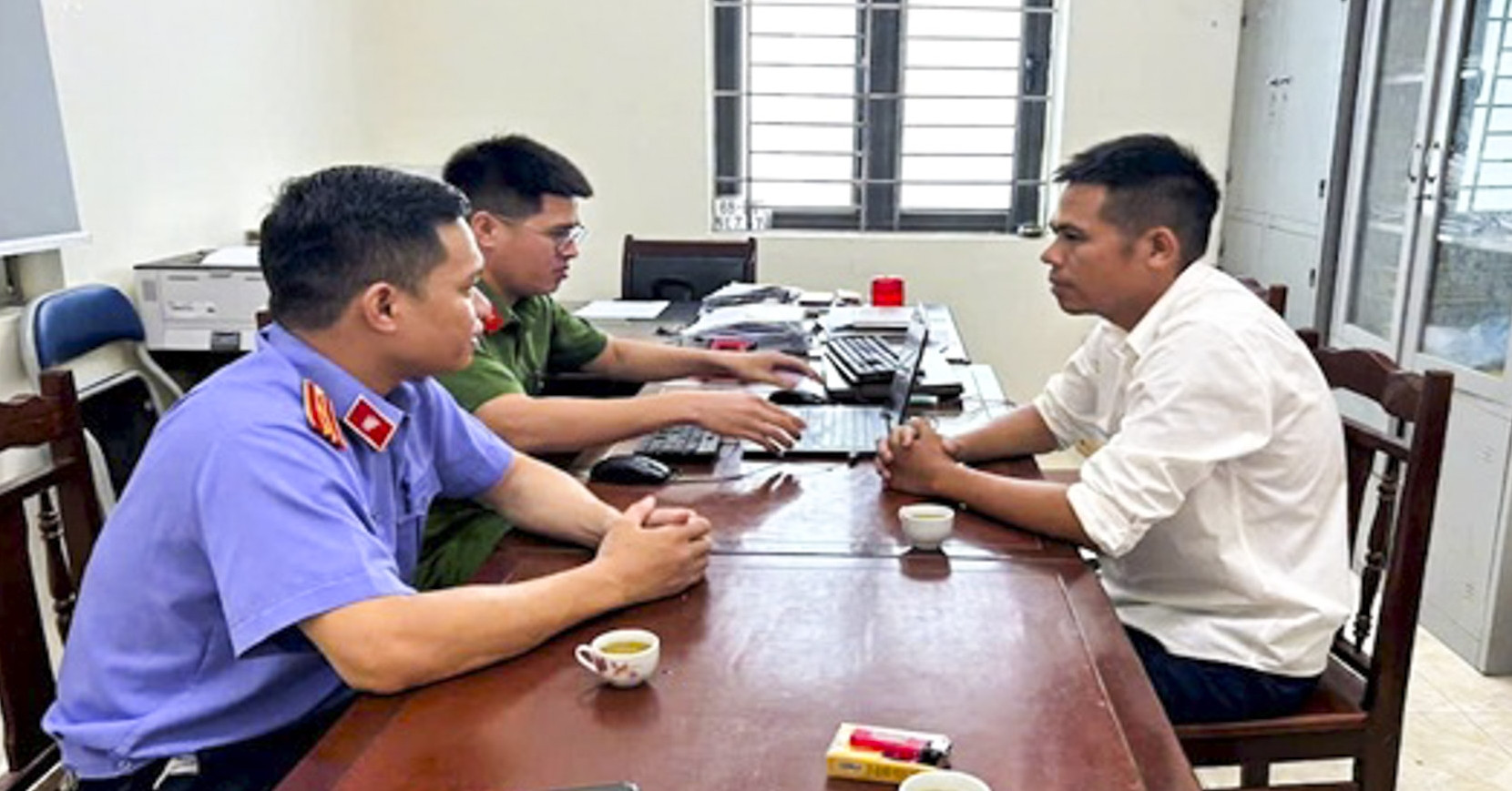 Ném pháo, gà chết, trứng thối… vào nhà bố vợ cũ