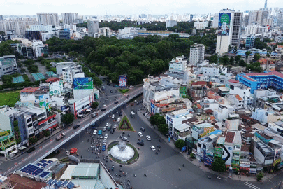 Người dân thích thú trước biểu tượng chim Lạc độc đáo tại vòng xoay Lăng Cha Cả