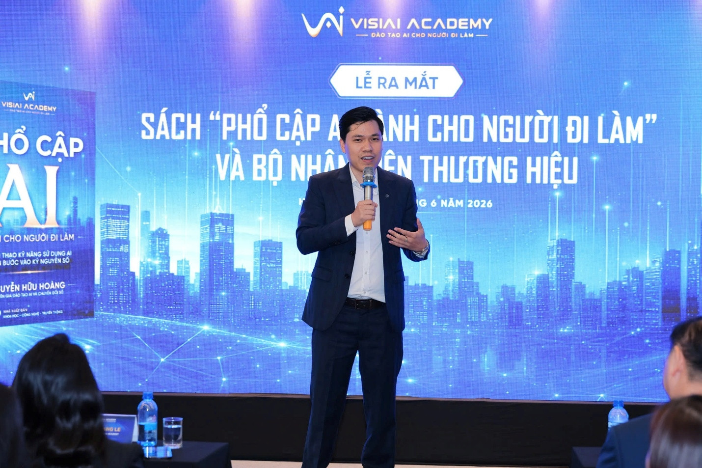 Ra mắt sách ‘Phổ cập AI - Dành cho người đi làm’