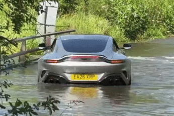 Siêu xe Aston Martin chết máy khi tài xế cố vượt đoạn đường ngập nước