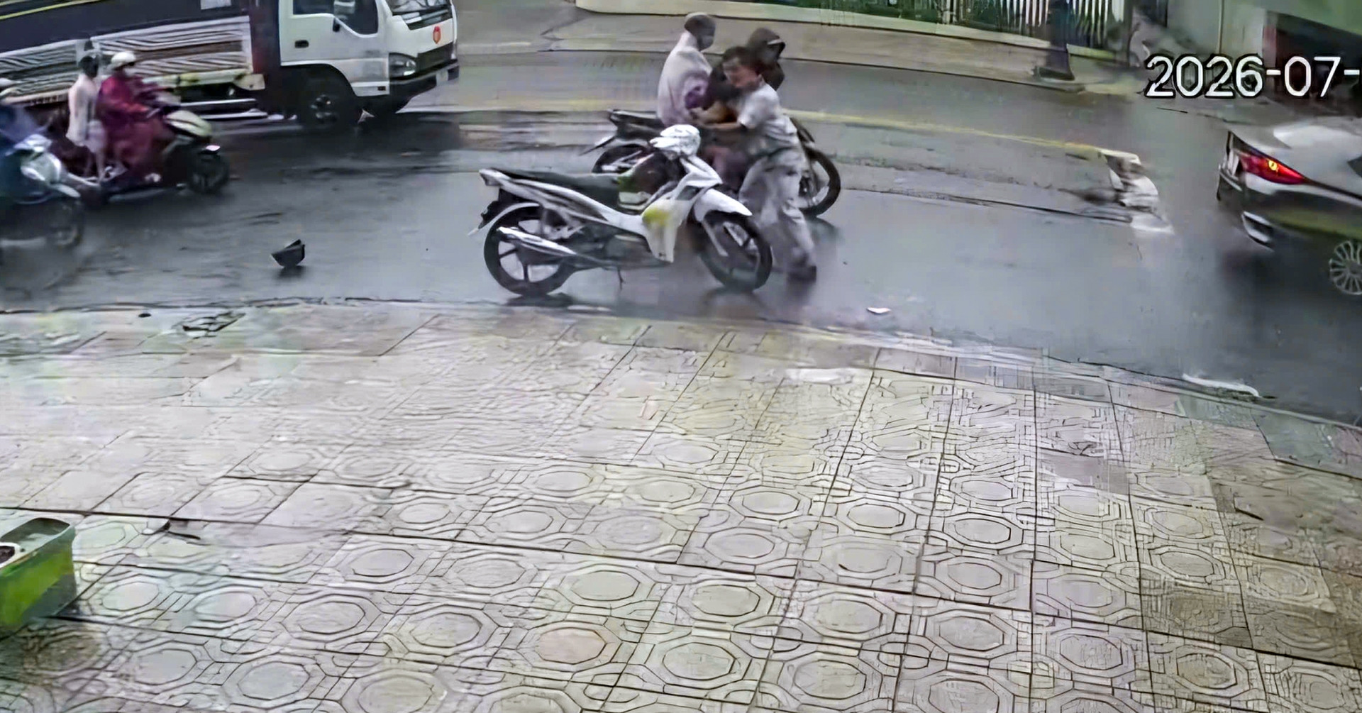 Tấn công người đang dừng đèn đỏ, cướp xe máy