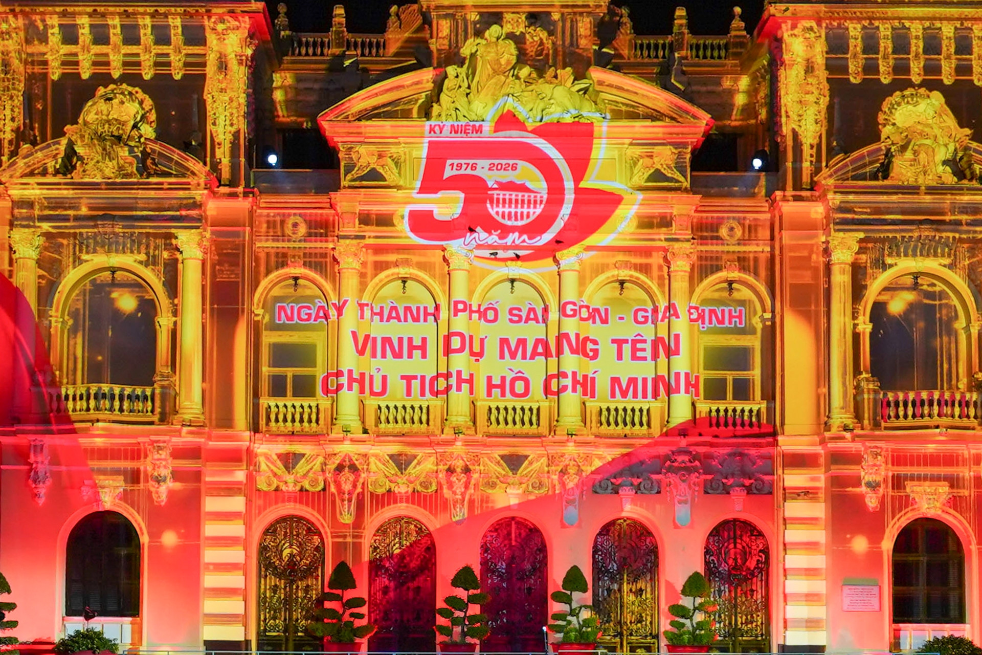TPHCM: Tòa nhà hơn 100 năm tuổi rực sáng với màn trình chiếu 3D mapping khổng lồ