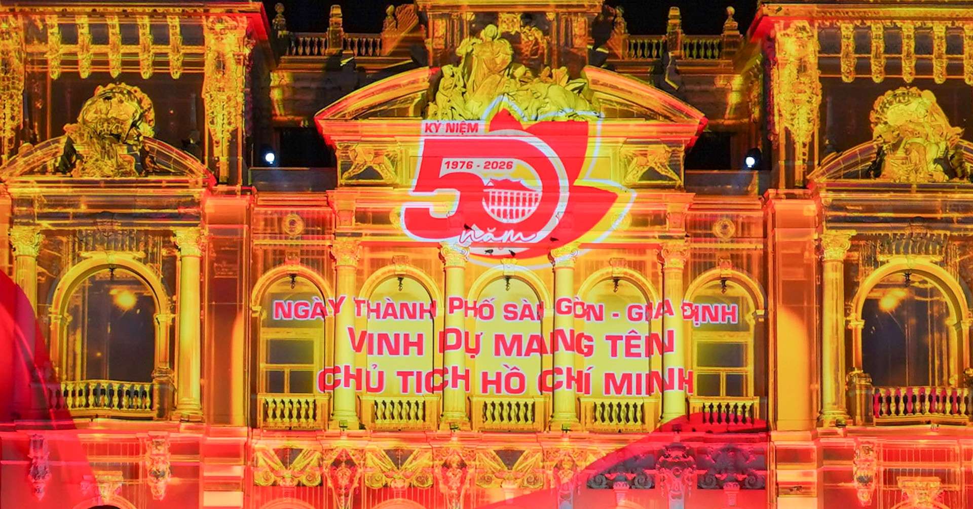 TPHCM: Tòa nhà hơn 100 năm tuổi rực sáng với màn trình chiếu 3D mapping khổng lồ
