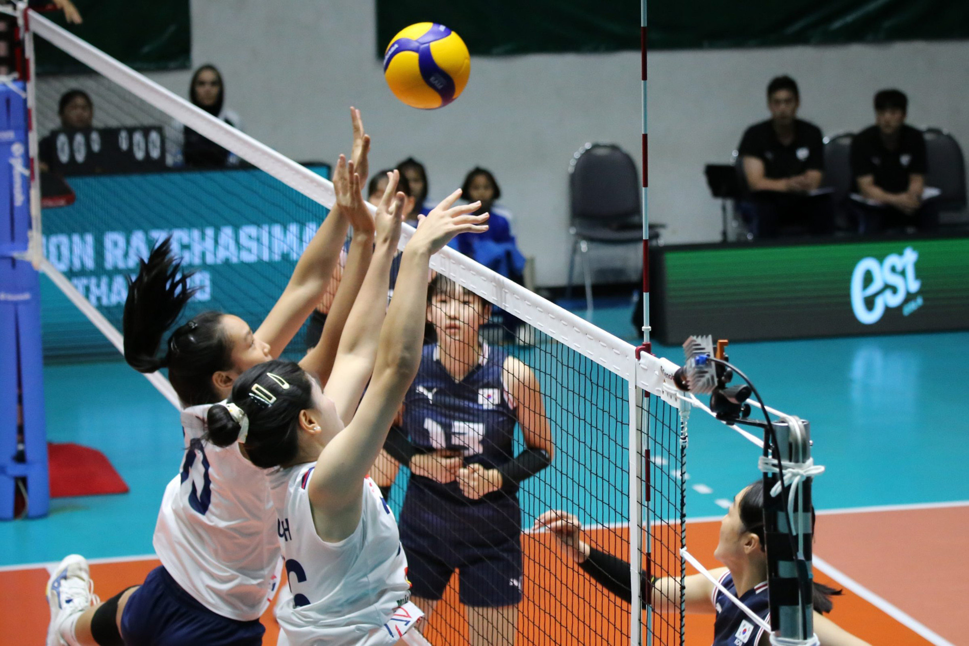 tuyen bong chuyen u18 nu viet nam han quoc 10.jpg