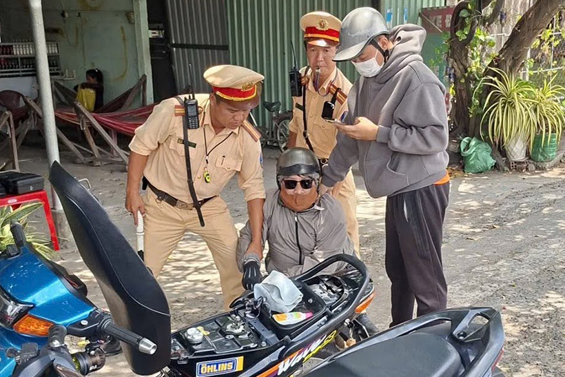 Triệt phá ổ nhóm làm giả vé số trúng thưởng để lừa đổi tiền ở TPHCM