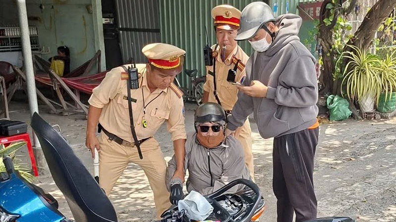 Triệt phá ổ nhóm làm giả vé số trúng thưởng để lừa đổi tiền ở TPHCM