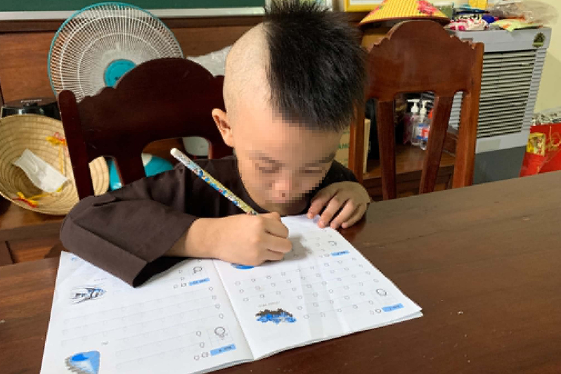 Vụ bé trai 6 tuổi bị bỏ lại ở cổng chùa: Sư trụ trì kể phút xúc động khi mở chiếc balo