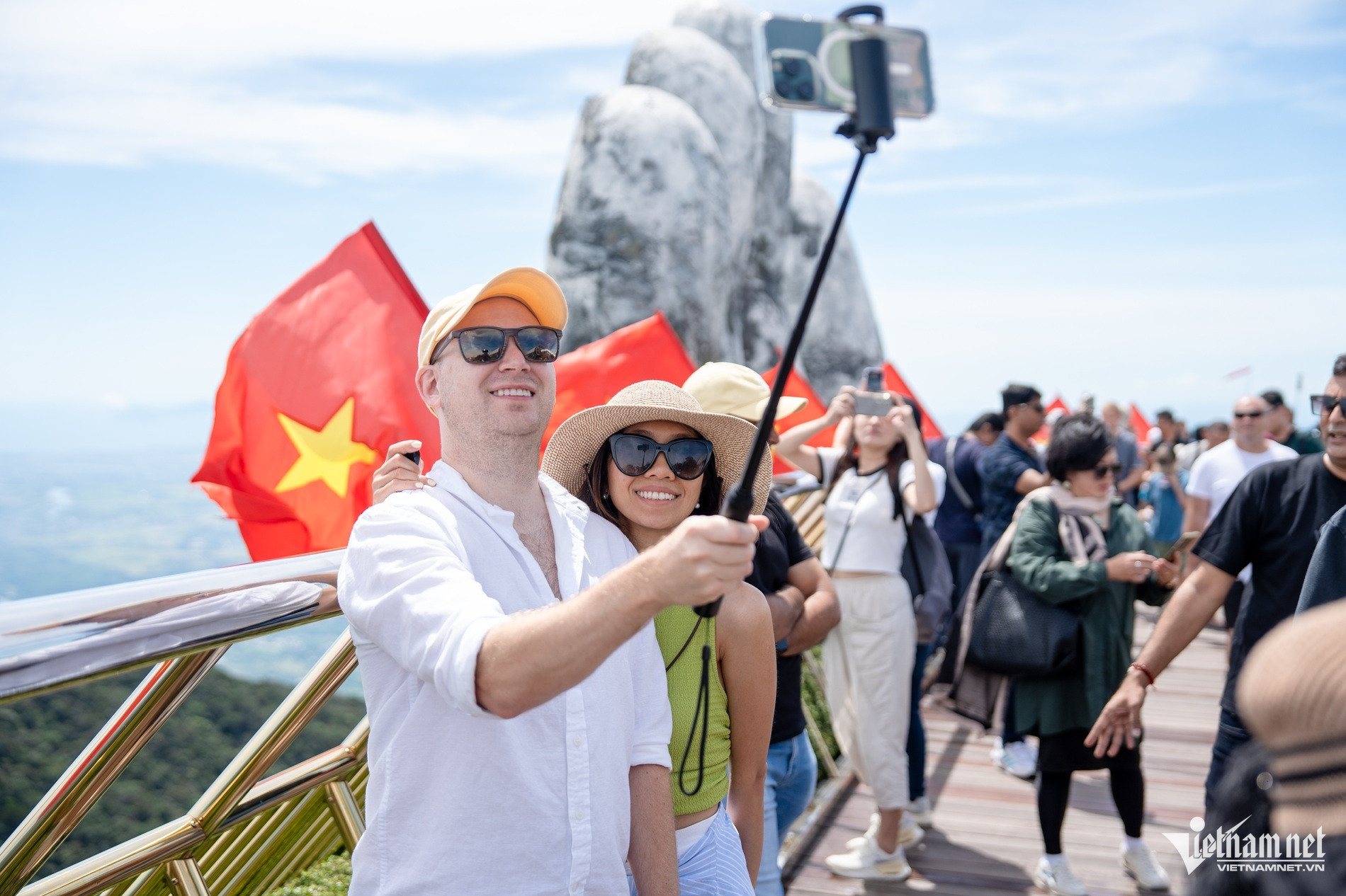W-Du khách check in Cầu Vàng 7.jpg