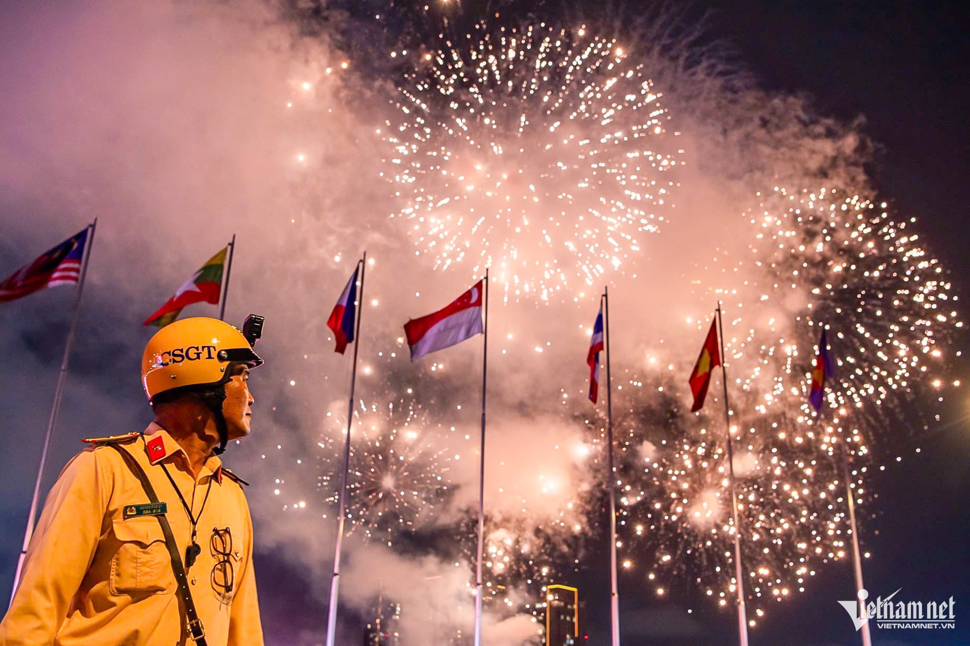 W-pháo hoa TPHCM   Nguyễn Huế 6.jpg