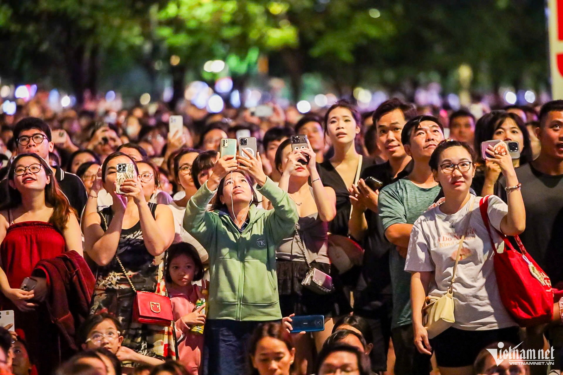 https://static-images.vnncdn.net/vps_images_publish/000001/000003/2026/7/2/w-phao-hoa-tphcm-nguyen-hue-9-3259.jpg