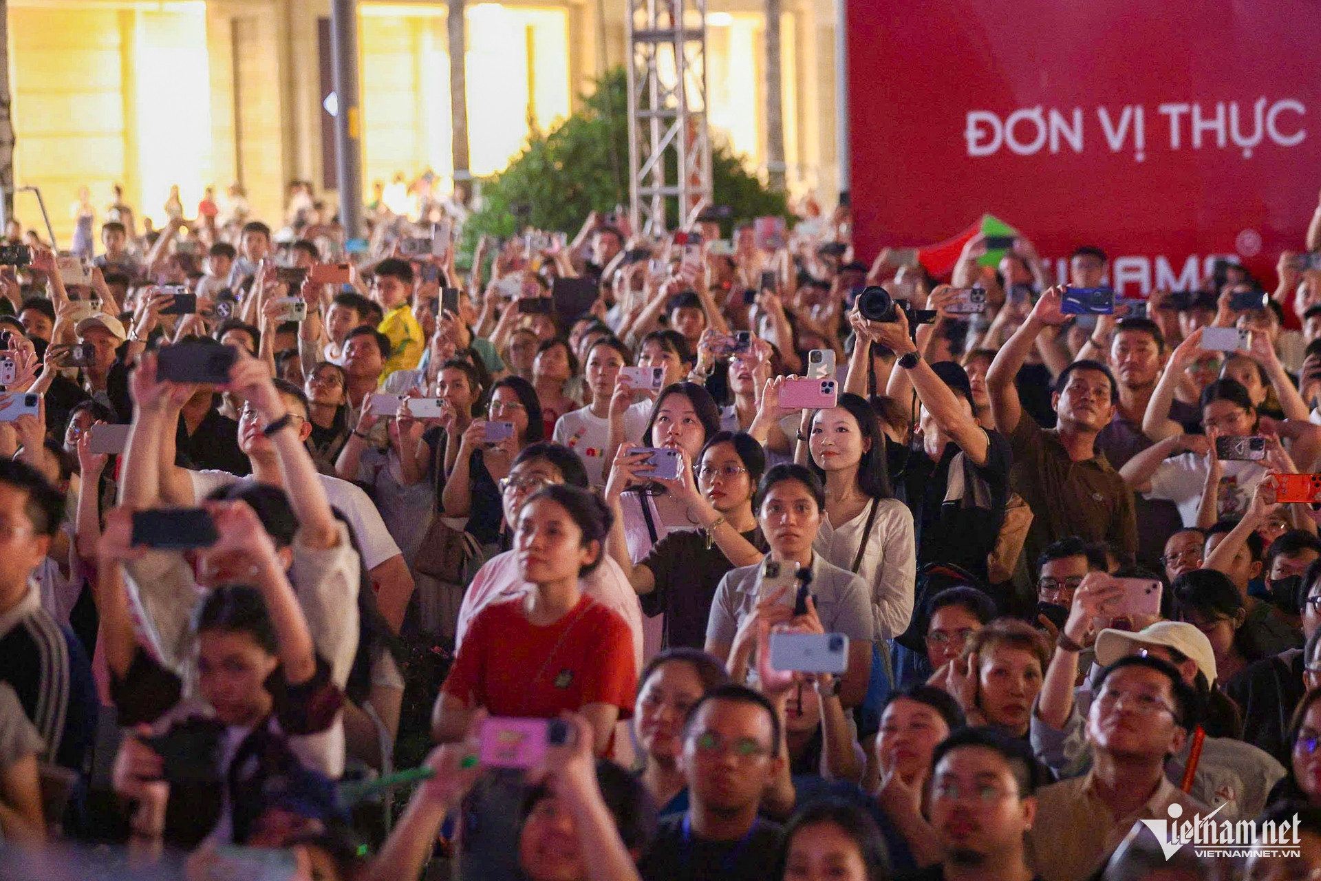 W-TPHCM nguyễn huế.jpg