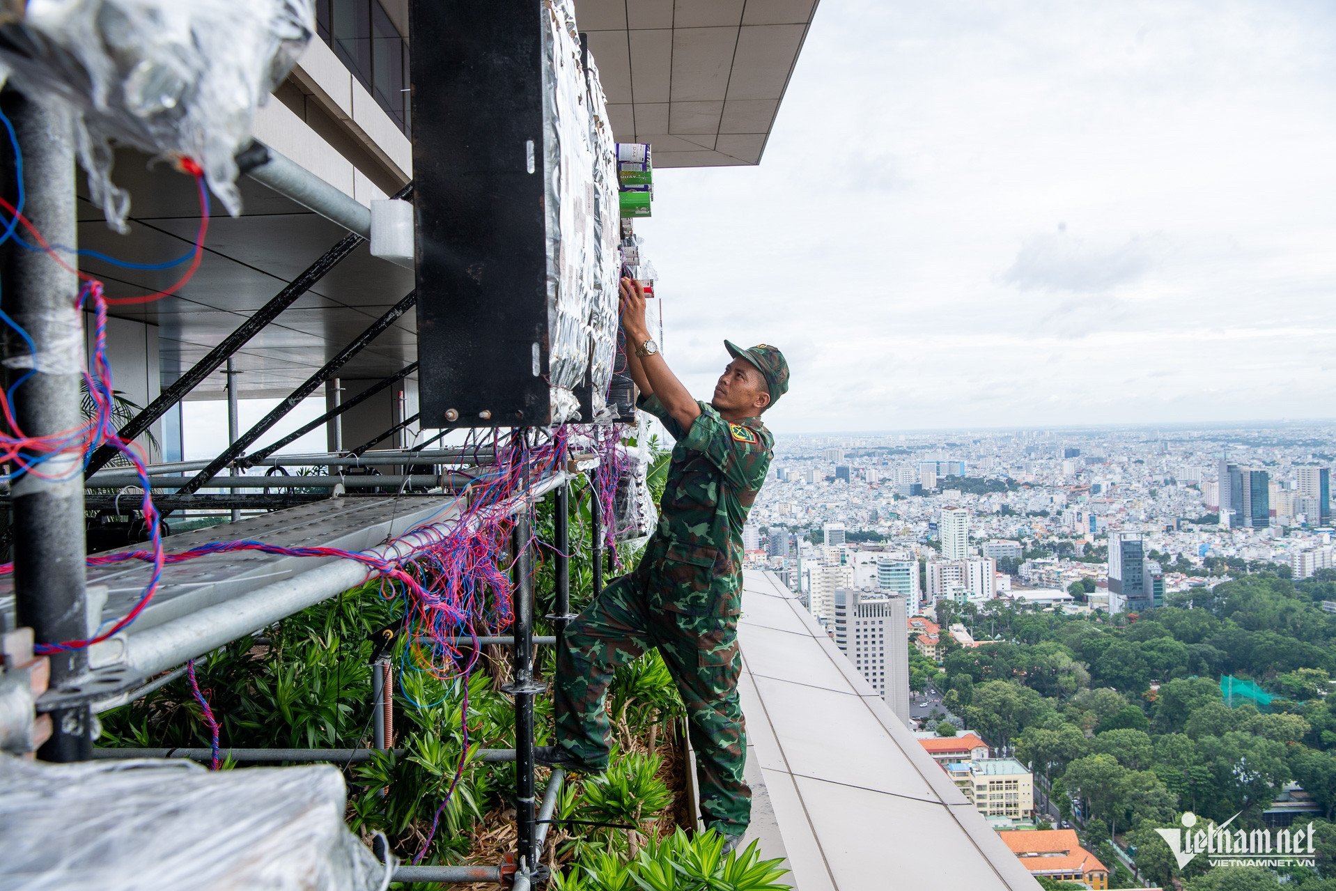 W-Trận địa pháo hoa kỉ niệm 50 năm    Tuấn Hùng 54.jpg
