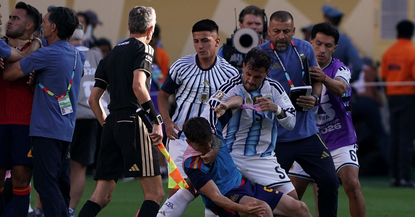 Argentina cay cú thua World Cup: Những kẻ làm xấu mặt Messi