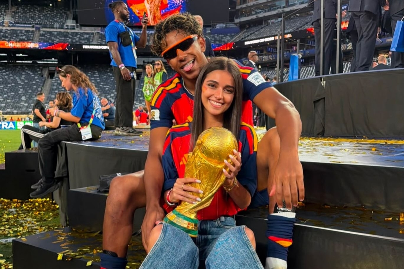 Bạn gái người mẫu gây bão khi đăng ảnh chụp với Yamal và cúp vô địch World Cup