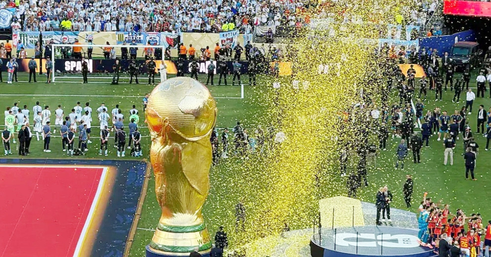 Cầu thủ Argentina hờn dỗi quay lưng với lễ trao cúp cho Tây Ban Nha