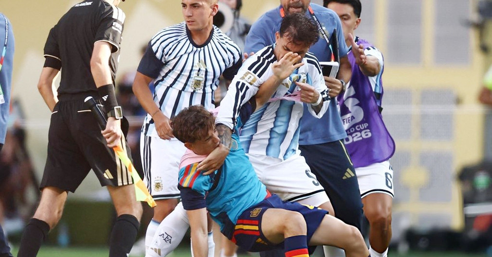 Cầu thủ Argentina lao vào ẩu đả sau trận chung kết World Cup
