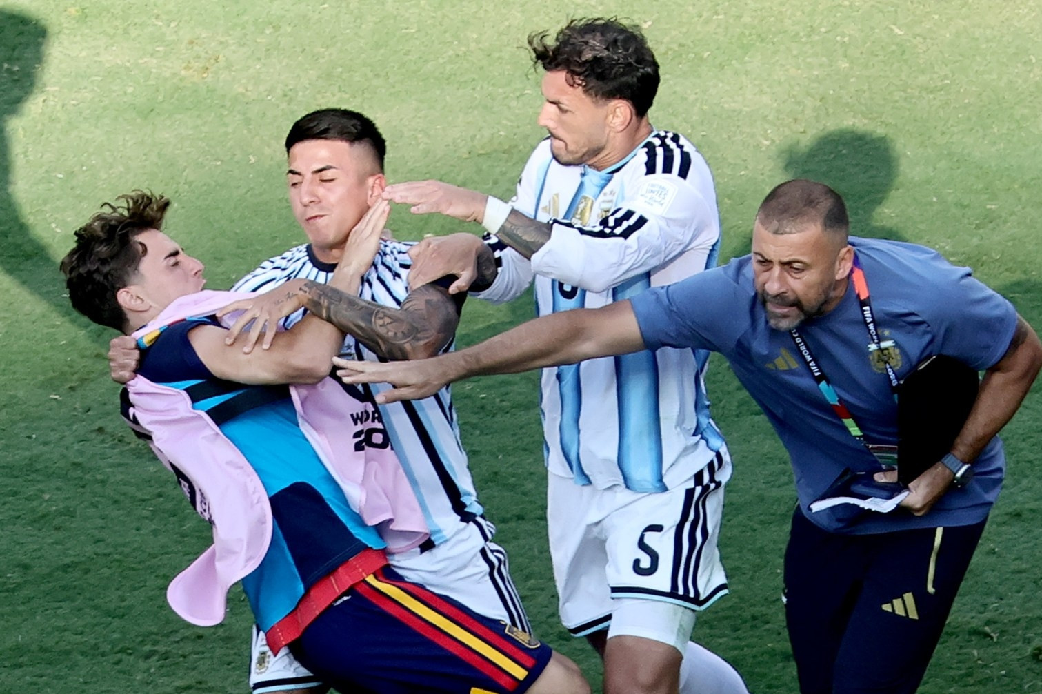 Cầu thủ Argentina lao vào ẩu đả sau trận chung kết World Cup