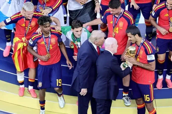 Chủ tịch FIFA vào phòng thay đồ trao quà đặc biệt cho Tây Ban Nha