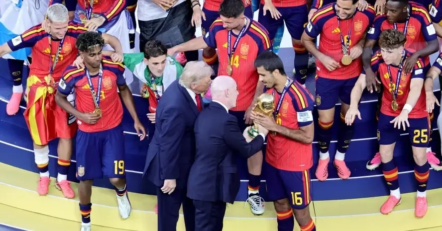 Chủ tịch FIFA vào phòng thay đồ trao quà đặc biệt cho Tây Ban Nha