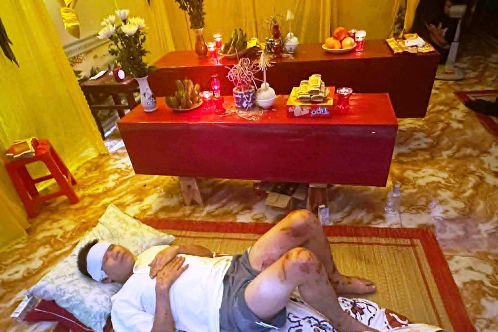 Hình ảnh thắt lòng nơi rốn lũ, người đàn ông nằm bên quan tài vợ con