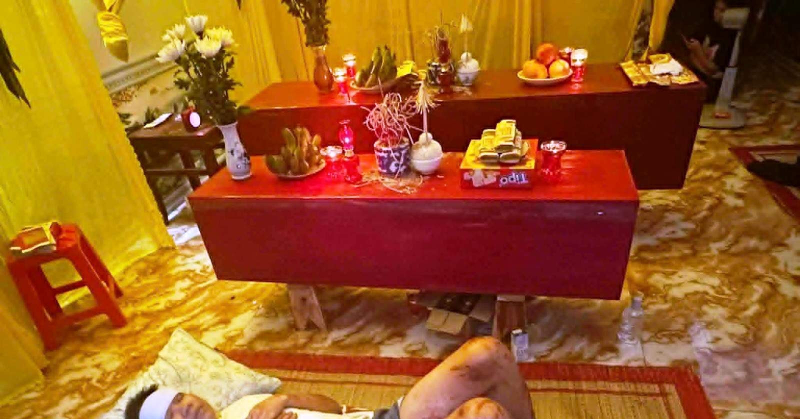 Hình ảnh thắt lòng nơi rốn lũ, người đàn ông nằm bên quan tài vợ con