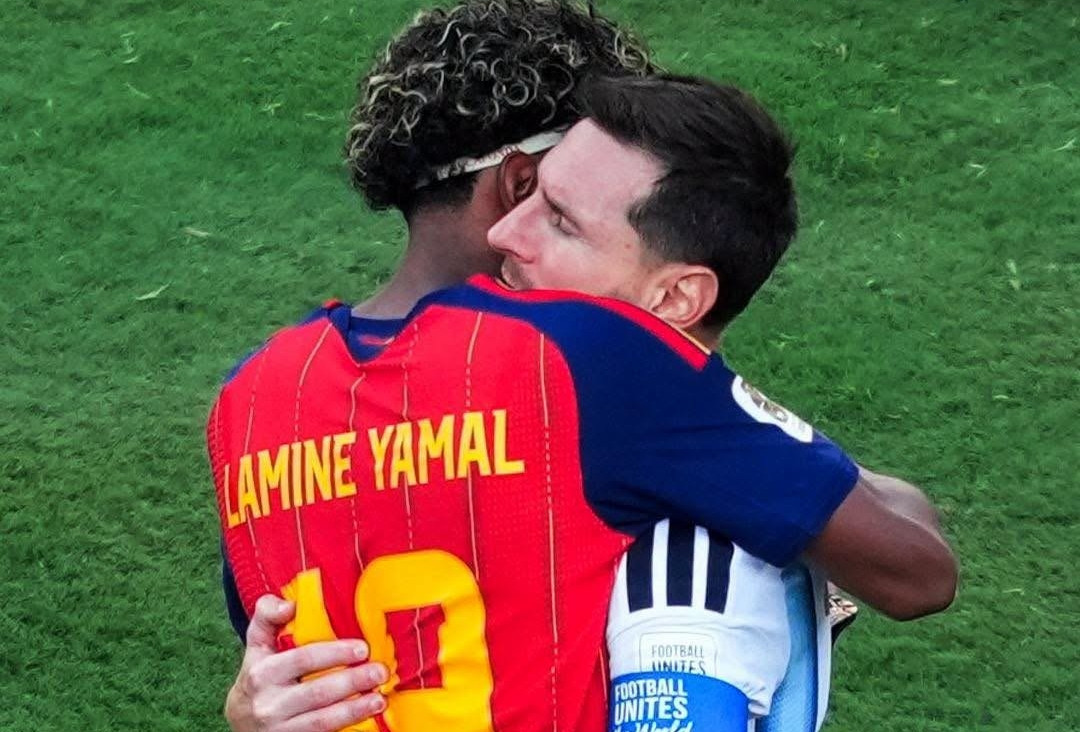 Khoảnh khắc đẹp Lamine Yamal ôm Messi sau chung kết World Cup 2026
