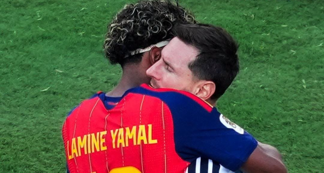 Khoảnh khắc đẹp Lamine Yamal ôm Messi sau chung kết World Cup 2026