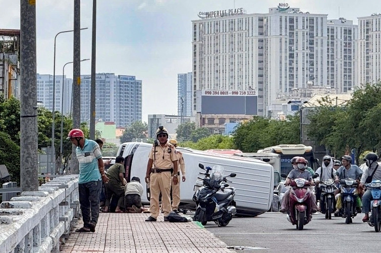 Lật xe trên cầu ở TPHCM: Tài xế nhảy xuống kênh, đòi đánh người giải cứu