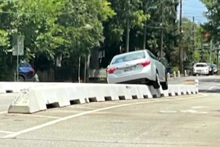 Liên tiếp ô tô 'trèo' lên dải phân cách bằng bê tông một cách khó hiểu