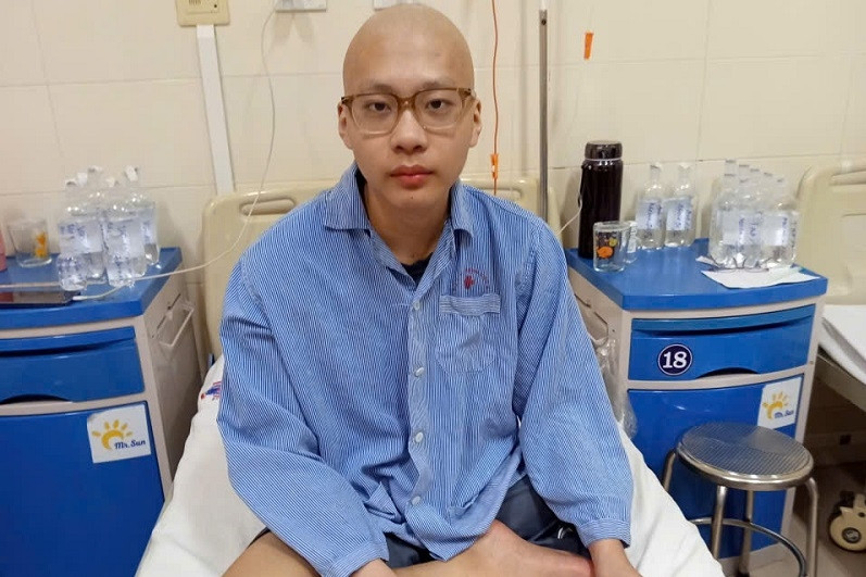 Nam sinh 15 tuổi bị ung thư xương phải cắt chân, gia đình vay nợ để cứu con