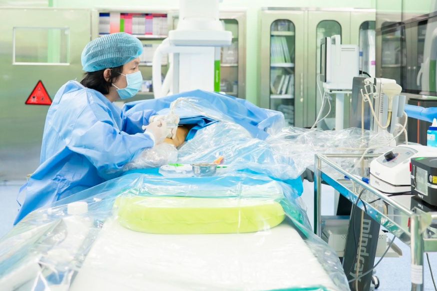 Nam thanh niên bất ngờ gục giữa cuộc họp giao ban sáng, suýt vỡ mạch máu não