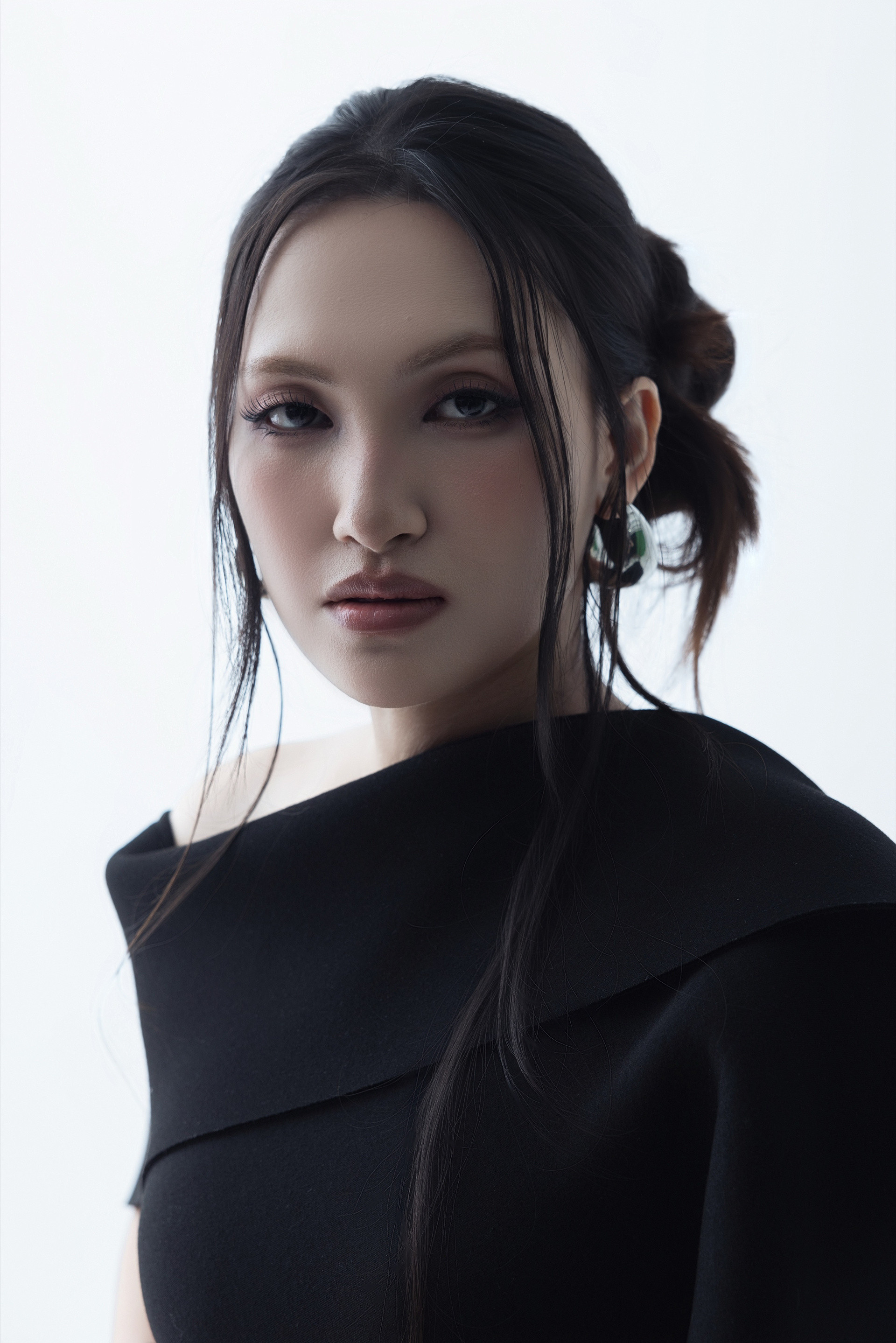 https://static-images.vnncdn.net/vps_images_publish/000001/000003/2026/7/20/nguyen-ha-1-1117.jpg