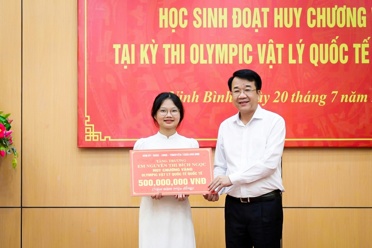 Nữ sinh Ninh Bình đoạt huy chương vàng Vật lý Quốc tế nhận tin cực vui
