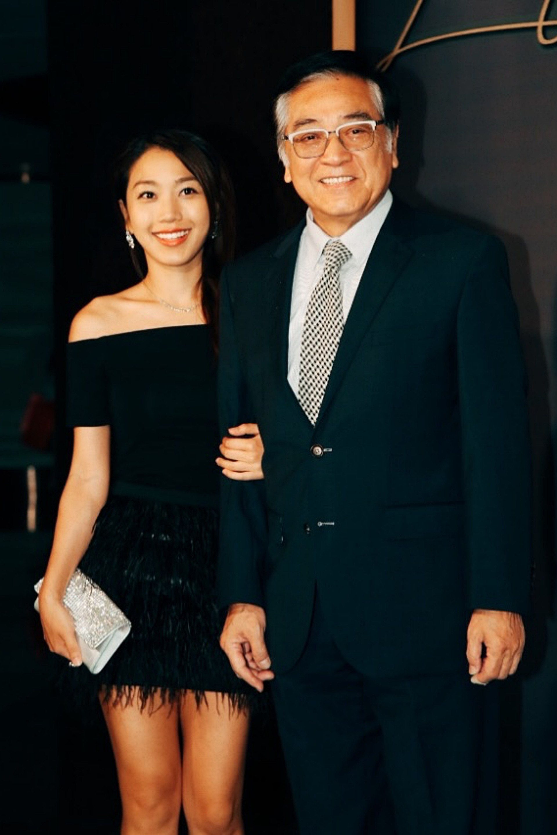 https://static-images.vnncdn.net/vps_images_publish/000001/000003/2026/7/20/photo-by-lesley-chiang-on-june-26-2026-may-be-an-image-of-dinner-jacket-carpet-and-text-that-says-2124.jpeg