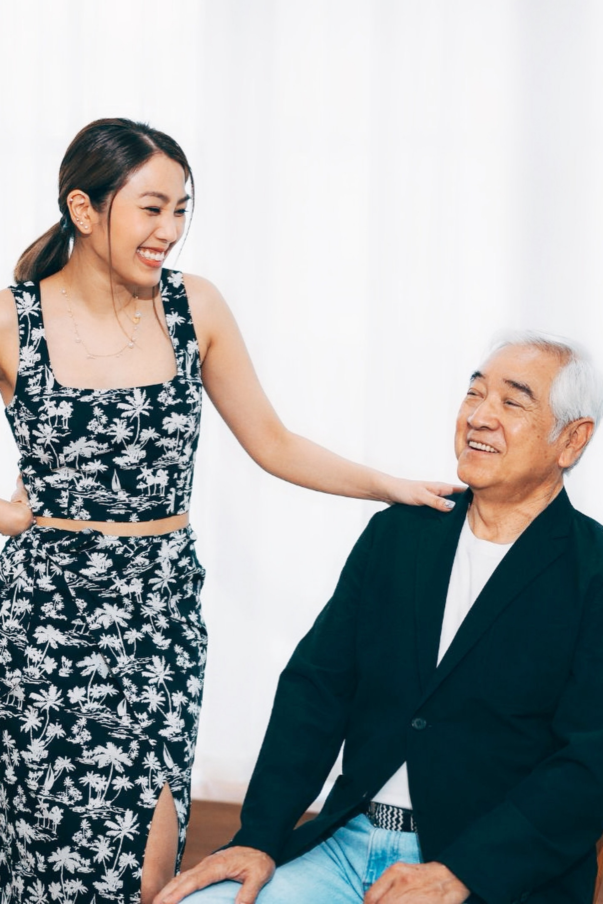 https://static-images.vnncdn.net/vps_images_publish/000001/000003/2026/7/20/photo-by-lesley-chiang-on-june-26-2026-may-be-an-image-of-one-or-more-people-hair-people-smiling-and-text-2121.jpeg