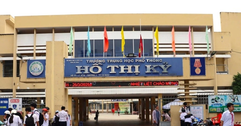 Thí sinh tại Cà Mau thừa nhận dùng điện thoại, sẽ bị hủy kết quả thi tốt nghiệp