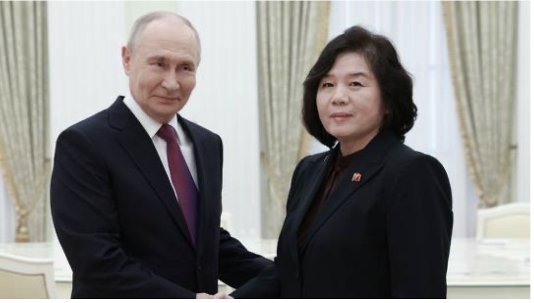 Tổng thống Nga và Ngoại trưởng Triều Tiên. Ảnh: Sputnik