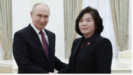 Tổng thống Nga và Ngoại trưởng Triều Tiên. Ảnh: Sputnik